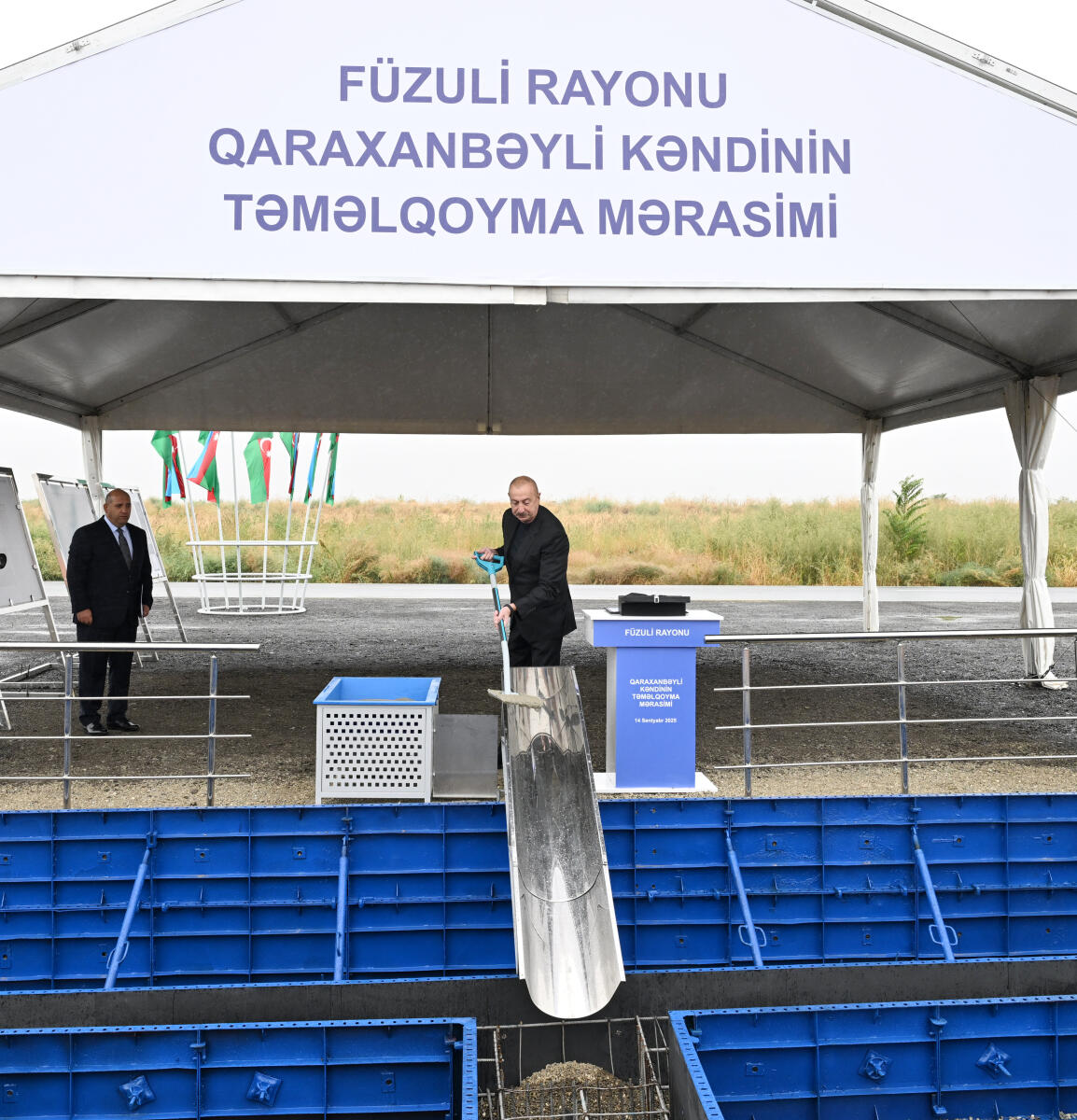 Prezident İlham Əliyev Füzuli rayonunun yeni salınacaq Qaraxanbəyli kəndinin təməlini qoyub